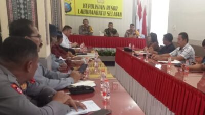 POLRES LABUSEL MEDIASI SENGKETA KLAIM LAHAN PERKEBUNAN SAWIT ANTARA KELOMPOK TANI